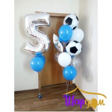 Цифра пять гелиевая фольгированная с гелиевыми шарами и стойка с фольгированными кружками в виде футбольного мяча